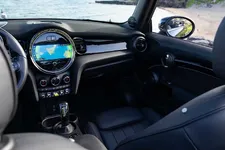 90493953-mini-cooper-se-convertible-02-2023-2250px.webp