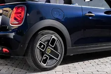 90493931-mini-cooper-se-convertible-02-2023-2250px.webp