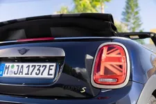 90493923-mini-cooper-se-convertible-02-2023-2250px.webp