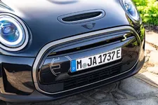 90493915-mini-cooper-se-convertible-02-2023-2250px.webp