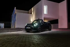 90493911-mini-cooper-se-convertible-02-2023-2250px.webp