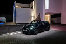 90493910-mini-cooper-se-convertible-02-2023-2250px.webp