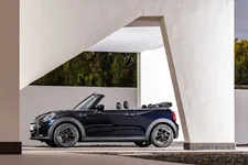 90493909-mini-cooper-se-convertible-02-2023-2249px.webp