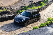 90493905-mini-cooper-se-convertible-02-2023-2250px.webp