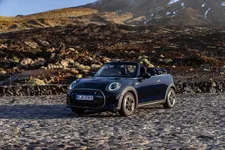 90493876-mini-cooper-se-convertible-02-2023-2250px.webp