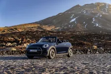 90493875-mini-cooper-se-convertible-02-2023-2250px.webp