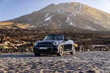 90493873-mini-cooper-se-convertible-02-2023-2250px.webp