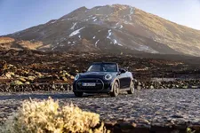 90493871-mini-cooper-se-convertible-02-2023-2250px.webp