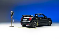 90493719-mini-cooper-se-convertible-02-2023-2250px.webp