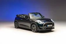 90493714-mini-cooper-se-convertible-02-2023-2250px.webp