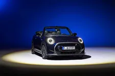 90493708-mini-cooper-se-convertible-02-2023-2250px.webp