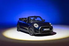90493707-mini-cooper-se-convertible-02-2023-2250px.webp