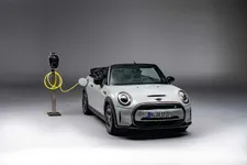 90493746-mini-cooper-se-convertible-02-2023-2250px.webp