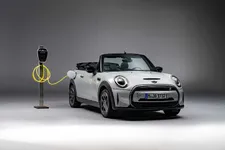90493745-mini-cooper-se-convertible-02-2023-2250px.webp