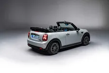90493743-mini-cooper-se-convertible-02-2023-2250px.webp