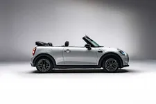 90493742-mini-cooper-se-convertible-02-2023-2250px.webp