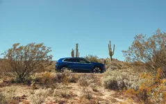 arina-bay-blue-metallic-on-location-03-2023-2380px.webp