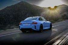 w-bmw-m2-zandvoort-blue-on-location-driving-2250px.webp