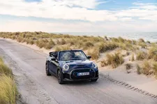 90497616-mini-cooper-se-convertible-04-2023-2249px.webp