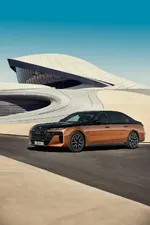 P90500583-the-bmw-i7-m70-xdrive-04-2023-1000px.webp