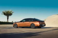 P90500585-the-bmw-i7-m70-xdrive-04-2023-2250px.webp