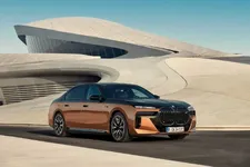 P90500591-the-bmw-i7-m70-xdrive-04-2023-2249px.webp