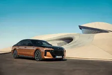 P90500599-the-bmw-i7-m70-xdrive-04-2023-2248px.webp