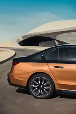 P90500604-the-bmw-i7-m70-xdrive-04-2023-1000px.webp