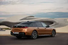 P90500613-the-bmw-i7-m70-xdrive-04-2023-2248px.webp