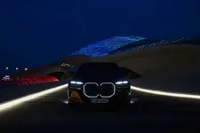 P90500625-the-bmw-i7-m70-xdrive-04-2023-2248px.webp