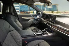 P90500796-the-bmw-i7-m70-xdrive-04-2023-2248px.webp