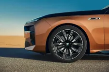 P90500789-the-bmw-i7-m70-xdrive-04-2023-2250px.webp