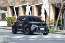 New Abarth 500e_black (02).webp