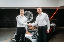 mercedes_amg_sagemueller_huning_gt3_partnership_mercedes_amg_motorsport_ravenol_handshake.webp