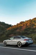 5021-the-new-bmw-i5-edrive40-driving-05-2023-999px.webp
