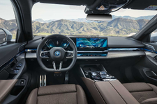 28-the-new-bmw-i5-edrive40-interior-05-2023-2250px.webp