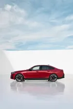 m60-xdrive-in-the-studio-still-shot-05-2023-1000px.webp