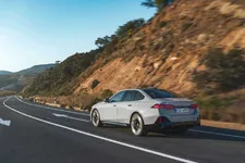 018-the-new-bmw-i5-edrive40-driving-05-2023-2250px.webp