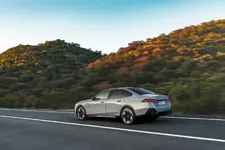 020-the-new-bmw-i5-edrive40-driving-05-2023-2250px.webp