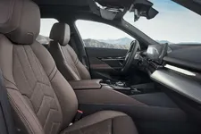 33-the-new-bmw-i5-edrive40-interior-05-2023-2250px.webp