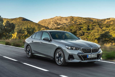 016-the-new-bmw-i5-edrive40-driving-05-2023-2250px.webp
