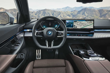 29-the-new-bmw-i5-edrive40-interior-05-2023-2250px.webp