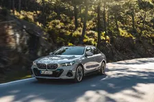 999-the-new-bmw-i5-edrive40-driving-05-2023-2250px.webp