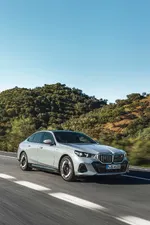008-the-new-bmw-i5-edrive40-driving-05-2023-1000px.webp