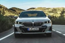 029-the-new-bmw-i5-edrive40-driving-05-2023-2250px.webp