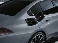 P90504629-charging-the-new-bmw-i5-5-2023-1999px.webp