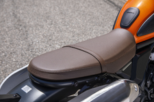 23 Honda SCL500_Accessory Tall Seat Brown.webp