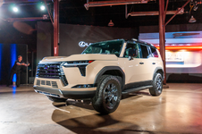 2024-lexus-gx_100888357_h.webp