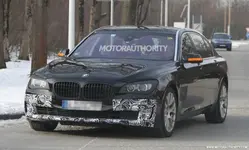 2013-bmw-7-series-facelift-spy-shots_100380968_l.webp