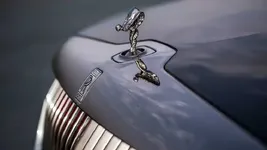90519249-rolls-royce-la-rose-noire-droptail-2666px.webp
